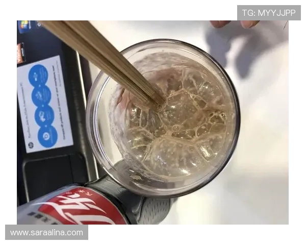 蒋林静家的冰箱里塞满了蛋白粉，连饮料都按克称着喝